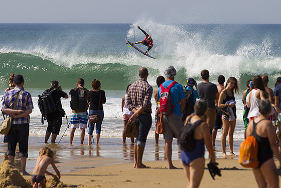 Kolohe Andino (USA) blasting into Round 3 of the Quiksilver Pro France.
Image: ASP / Poullenot
