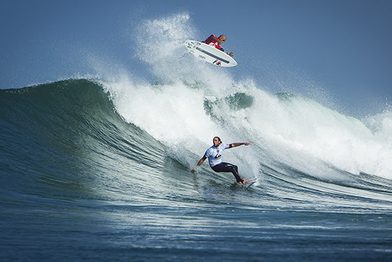 Caption: American Kelly Slater (top) and Australian Matt Wilkinson (bottom) trade blows in Round 1 of the Quiksilver Pro France
Image: ASP / Poullenot