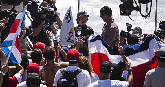 Costa Rican hero Carlos Munoz made history today when he defeated ASP World No. 1 Gabriel Medina (BRA) in Round 1 of the Hurley Pro at Trestles Image: ASP / Rowland