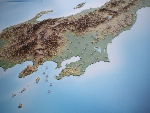 全国にある地震観測網をLEDで表示する日本列島立体模型 