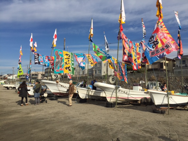 大漁旗で飾られた船（鎌倉・材木座海岸） 